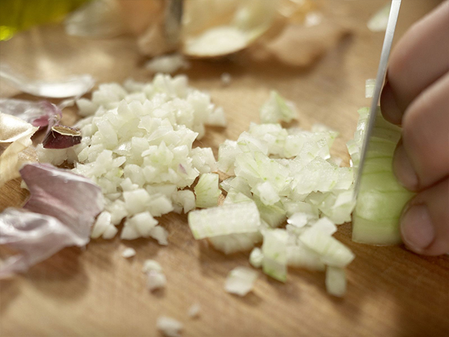 Préparation de la recette libanaise salade d'épinards étape 2