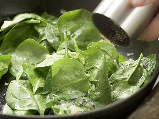 Préparation de la recette libanaise salade d'épinards étape 5