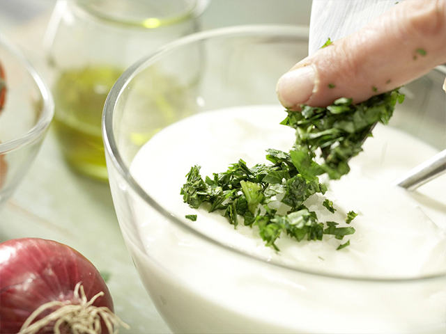 Préparation de la recette libanaise fromage de yaourt maison (labneh) aux herbes fraîches et salade d'artichaut étape 1