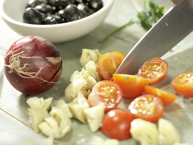 Préparation de la recette libanaise fromage de yaourt maison (labneh) aux herbes fraîches et salade d'artichaut étape 3