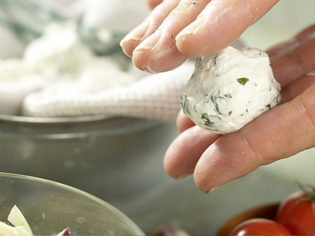 Préparation de la recette libanaise fromage de yaourt maison (labneh) aux herbes fraîches et salade d'artichaut étape 6