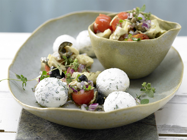 Recette libanaise fromage de yaourt maison (labneh) aux herbes fraîches et salade d'artichaut