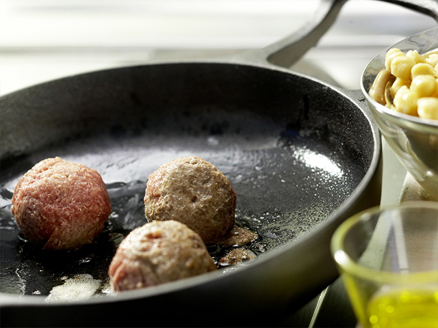 Préparation recette libanaise ragoût de boulettes d'agneau aux pois chiches et tomates étape 5