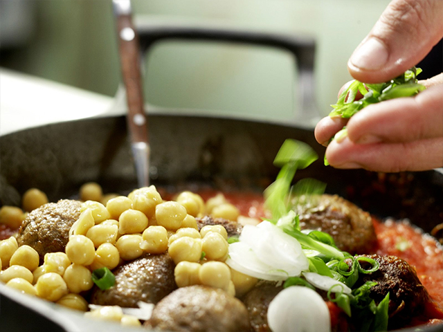 Préparation recette libanaise ragoût de boulettes d'agneau aux pois chiches et tomates étape 7
