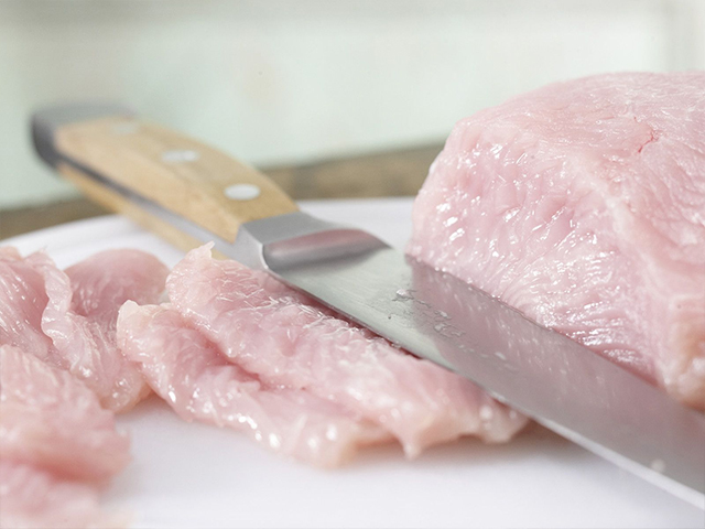 Préparation de la recette libanaise ragoût de blancs de poulet aux pois chiches et tomates étape 2