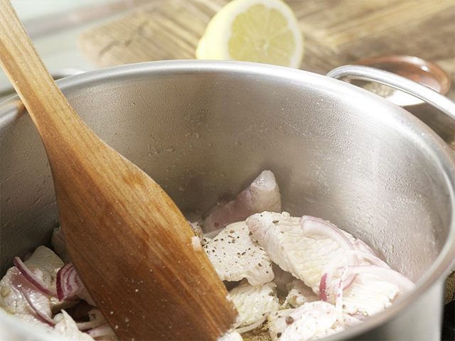 Préparation de la recette libanaise ragoût de blancs de poulet aux pois chiches et tomates étape 4