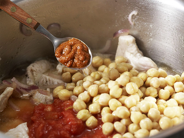 Préparation de la recette libanaise ragoût de blancs de poulet aux pois chiches et tomates étape 5