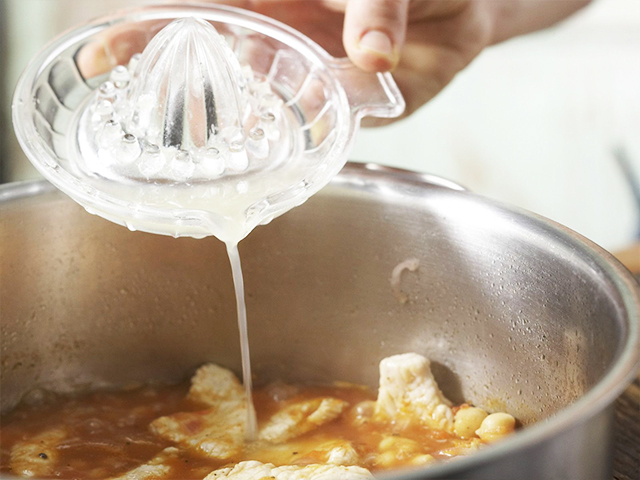 Préparation de la recette libanaise ragoût de blancs de poulet aux pois chiches et tomates étape 7